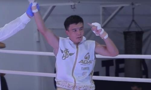 Непобежденный казахстанский боксер нокаутом победил узбекистанца на его родине. Видео
