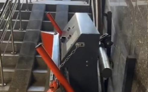 Неизвестные разломали электроподъемник в одном из подземных переходов Караганды