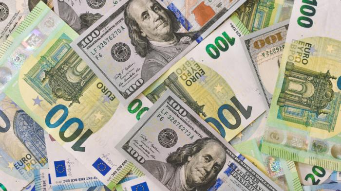 Названы официальные курсы доллара, рубля и евро на выходные
                04 августа 2023, 17:06