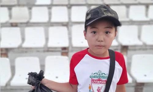 Дети собрали мусор со стадиона после матча казахстанского чемпионата