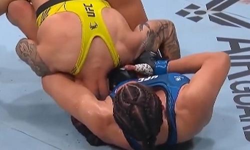 Непобежденная девушка-боец ярко «задушила» экс-чемпионку UFC. Видео