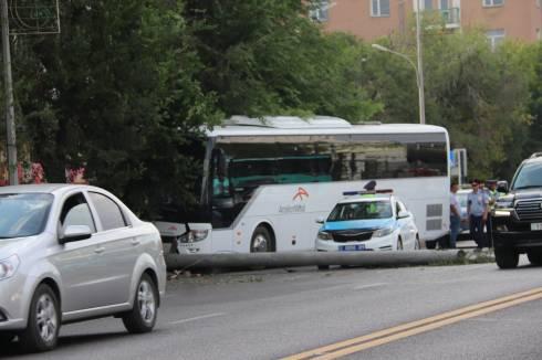 Из-за плохого самочувствия водитель рабочего автобуса АМТ врезался в ограждение в Караганде