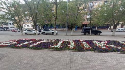 Как на одной из цветочных клумб в Караганде появилось слово «Бipлiк»