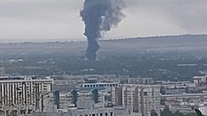 Крупный пожар разгорелся в районе барахолки в Алматы
                12 августа 2023, 08:42
