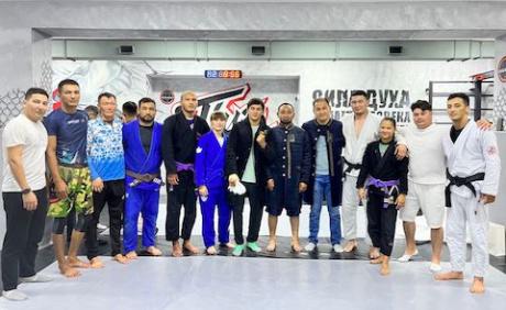 Боец UFC и легенда казахстанского спорта встретились с юными джитсерами