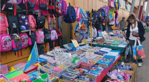 В Караганде рыночные торговцы школьными канцтоварами заманивают покупателей, демпингуя на тетрадях