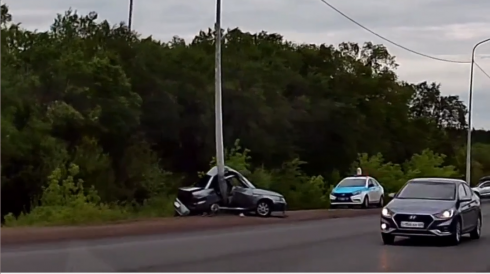 Водитель автомобиля Lada врезался в столб на трассе Караганда – Темиртау. Три человека пострадали