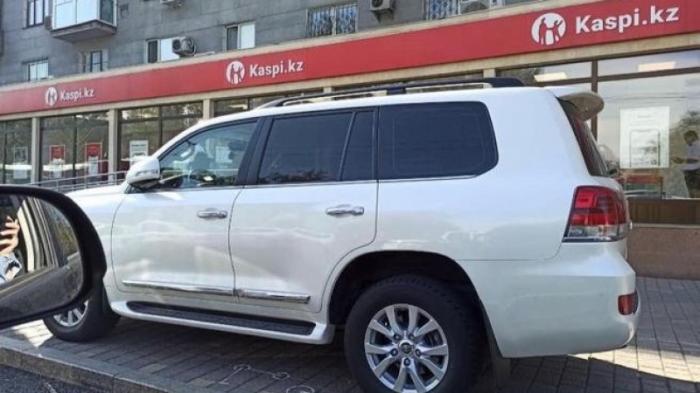 Припаркованный Toyota Land Cruiser возмутил алматинцев
                17 августа 2023, 16:13