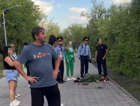Происшествие в Центральном парке: карагандинцы сняли на видео мужчину в крови