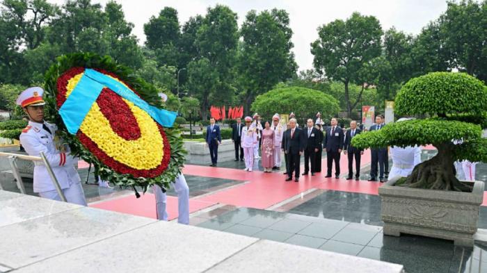 Токаев возложил цветы к монументу национальным героям Вьетнама
                21 августа 2023, 10:07