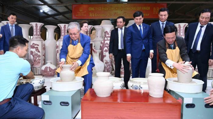 Токаев изготовил вазу в керамической деревне во Вьетнаме
                22 августа 2023, 11:43