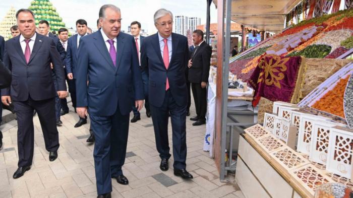 Токаев и Рахмон осмотрели выставку-ярмарку товаров Таджикистана
                26 августа 2023, 14:24