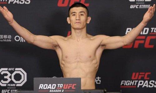 Непобежденный казахский боец проведет поединок за право выступать в UFC