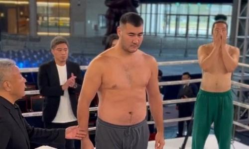 Казахстанский супертяж сделал заявление после поражения нокаутом узбекистанцу в андеркарде Усика