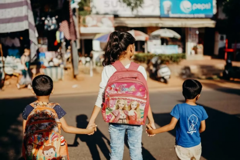 Карагандинку с тремя детьми муж держит в заточении в Индии