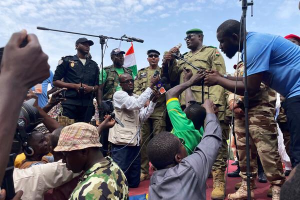 Военные в Габоне объявили о захвате власти, в столице Либревиле слышны выстрелы
