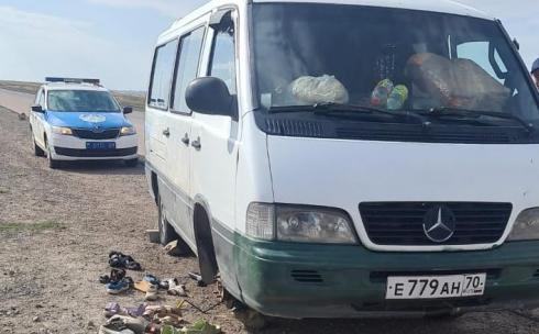 Карагандинские полицейские помогли иностранцам, на сутки застрявшим в степи без связи