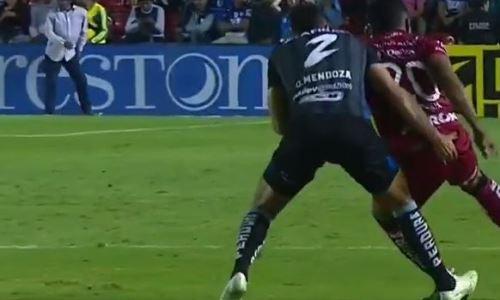 В Мексике футболиста удалили за засовывание пальца сопернику в «пятую точку». Видео