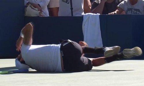 Теннисист закричал от боли после страшного падения на US Open и покинул корт на инвалидной коляске. Видео