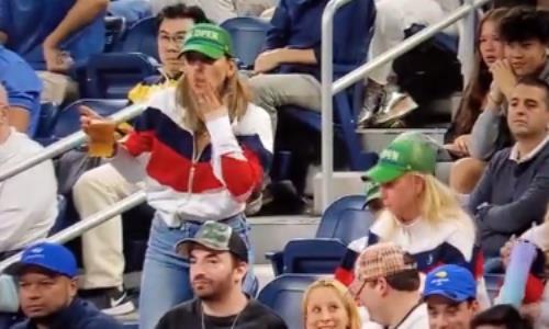 Девушка отправила российскому теннисисту с US Open поцелуй в ответ на оскорбления. Видео