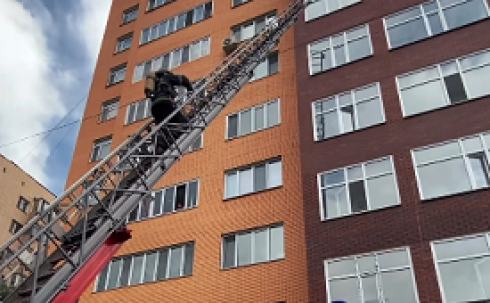 Пожарно-тактическое занятие прошло в многоэтажном жилом доме Караганды