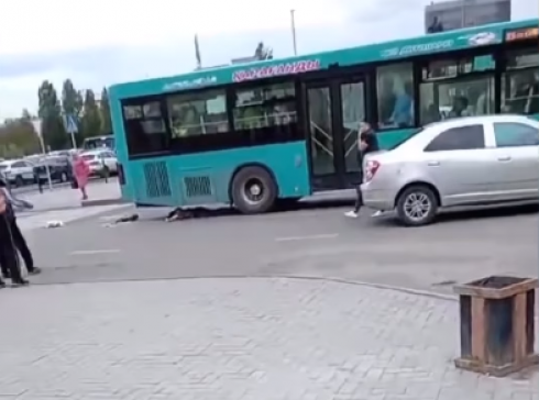В Караганде перед зданием вокзала водитель автобуса № 19 насмерть сбил пенсионерку