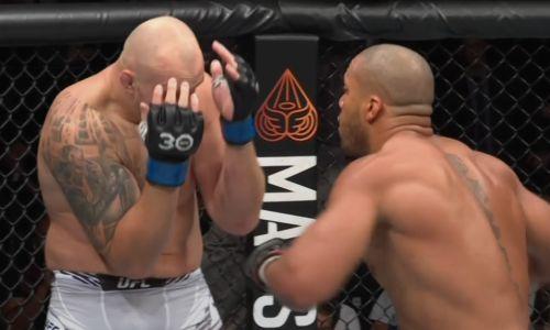 Избиением с нокаутом закончился главный бой UFC. Видео