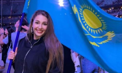 Красавица-боксерша подняла флаг Казахстана на 70-тысячном стадионе. Видео