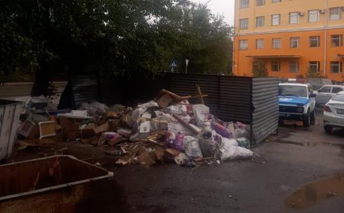 Полицейские составили протокол на администрацию карагандинской поликлиники из-за складирования мусора