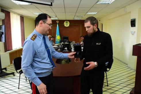 Часами с символикой МВД наградили карагандинца за задержание грабителя