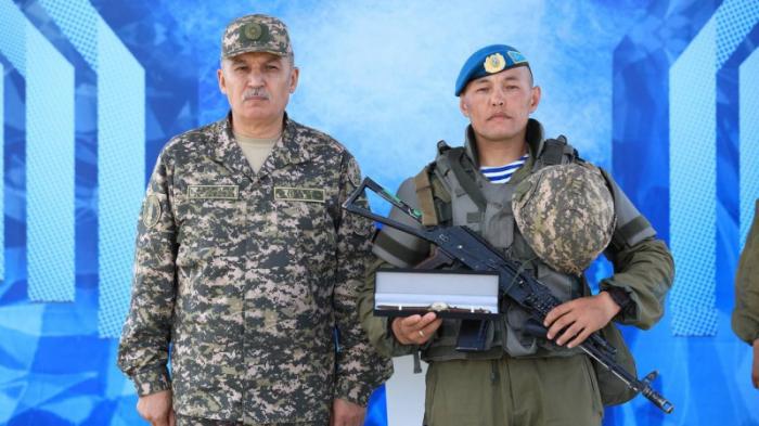 Министр обороны наградил военнослужащих ВС по итогам учений 