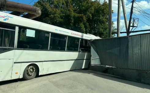 В Караганде из-за ремонта дороги автобус угодил в большую яму. Обошлось без жертв