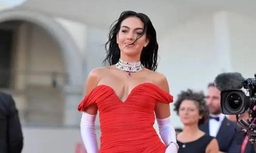 Девушка Роналду похвасталась роскошным платьем на Венецианском кинофестивале