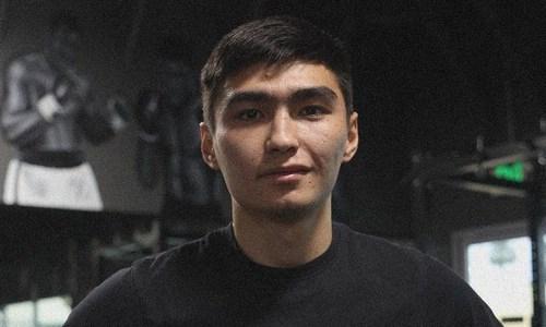 Непобежденный казахстанский боксер показал видео с подготовки к бою в Москве