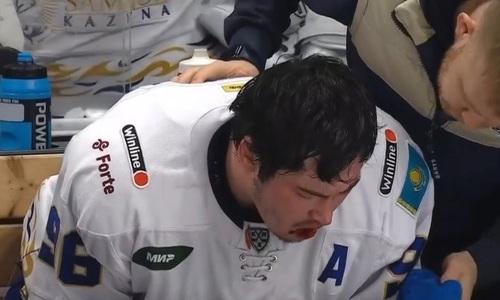 Хоккеисту «Барыса» безнаказанно разбили клюшкой лицо в кровь во время матча КХЛ. Видео