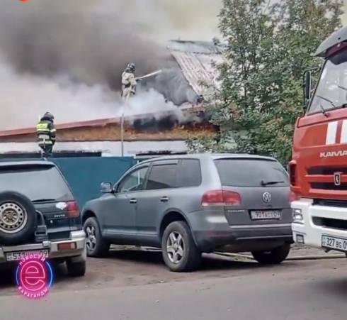 В частном жилом доме Караганды произошел пожар – сгорела крыша