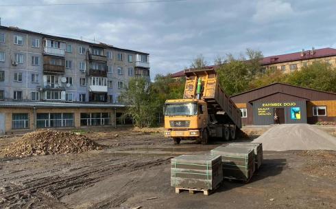 В Караганде территория двора на Гоголя продолжает заплывать грязью. Как власти решают проблему?