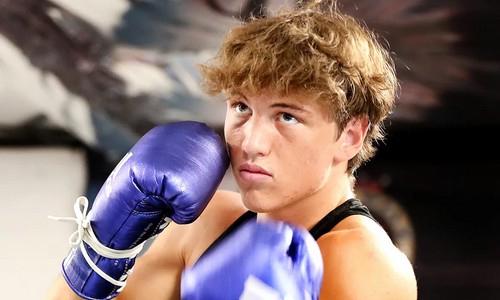 17-летний боксер дебютирует в профи в андеркарде у Жанибека Алимханулы