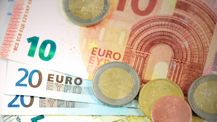 Названы официальные курсы доллара, рубля и евро на 20 сентября
                19 сентября 2023, 17:22
