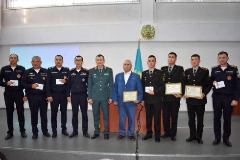 Военнослужащие Вооруженных сил награждены за спасение ребенка в Караганде