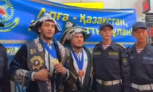 В Алматы с размахом встретили обладателя исторического «золота» Казахстана. Видео