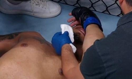 Бой россиянина за контракт с UFC завершился скандалом и дисквалификацией. Видео