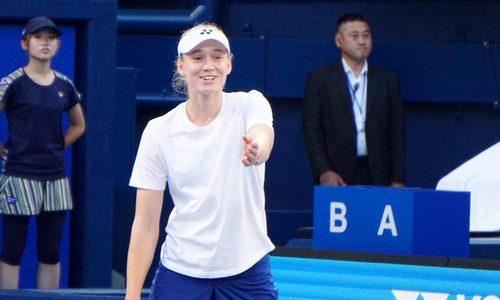 Елена Рыбакина вышла на корт в Пекине после критики в адрес WTA. Видео