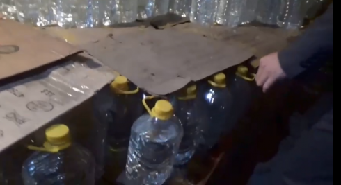 Тысячи литров поддельного алкоголя изготовили в подпольном цехе в Сарани