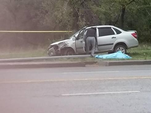 В Караганде водитель легкового автомобиля врезался в опору и погиб на месте