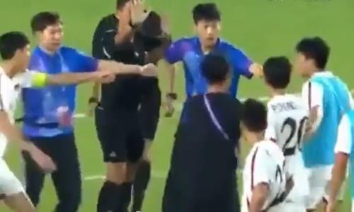 Футболисты Северной Кореи напали на судью после матча на Азиаде-2023. Видео
