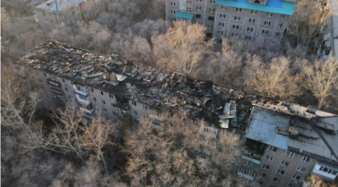 Жители многоэтажки не могут вернуться в квартиры после пожара в Караганде