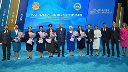 Токаев наградил педагогов за вклад в развитие Казахстана