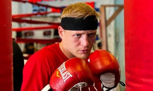 Непобежденный казахстанский боксер лишился боя в США