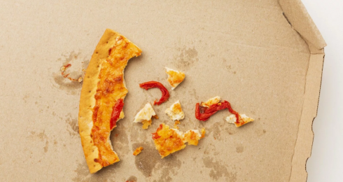 Семь студентов колледжа отравились пиццей в Караганде